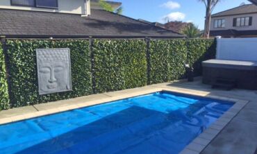Expanding trellis used around a pool area